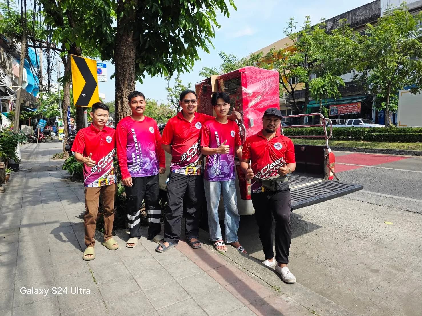 ทีมงานติดตั้งในชุดยูนิฟอร์มของบริษัทที่หน้างาน